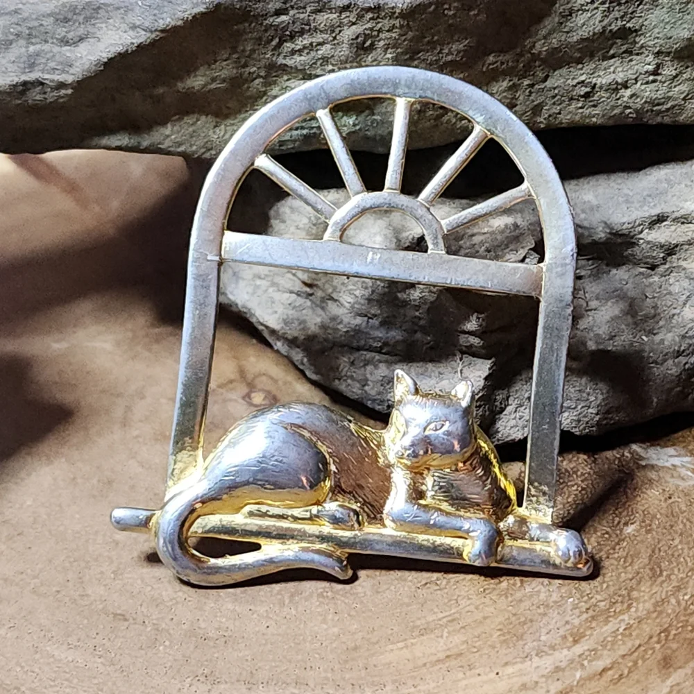 Vintage Whimsical Signed JJ Gold Toned Cat In Window Brooch